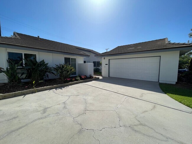 Building Photo - 3 bedroom 2 bath home in desired neighborhood
