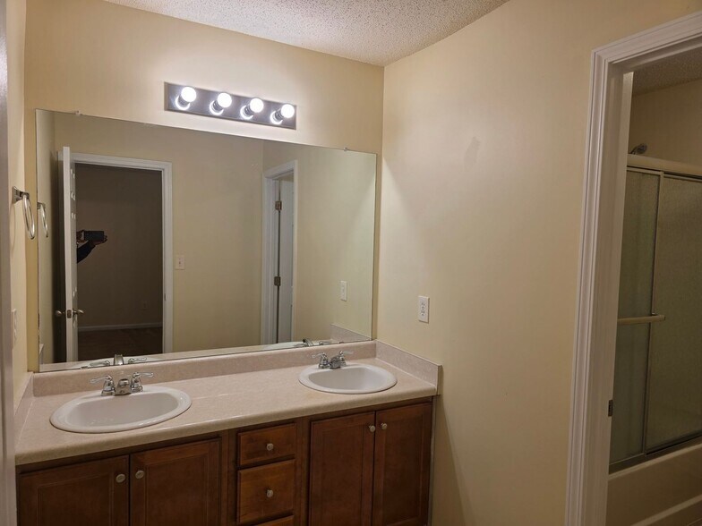 Building Photo - 213 Shenandoah Dr