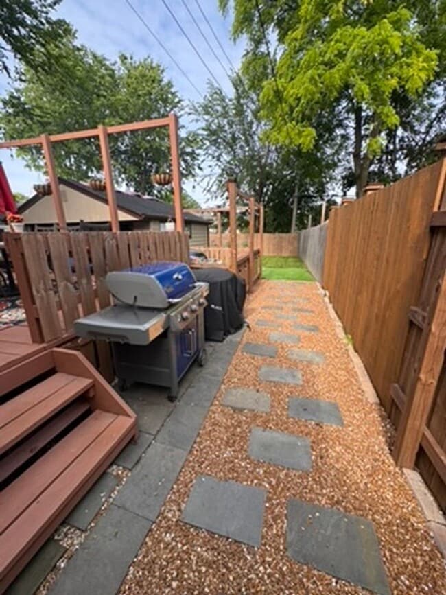Building Photo - AVAILABLE SEPTEMBER 1: Updated 4-bedroom single family home on a quiet block- with 2 kitchens, 2 ...