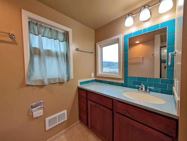 Building Photo - Unfurnished Auke Bay Home, 3BD+Den, 2BA, H...