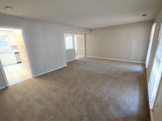 Building Photo - Beautiful Duplex Home Located in the Stone...