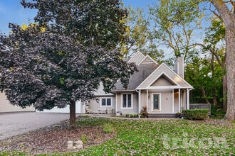 Building Photo - 5 Oak Shore Dr