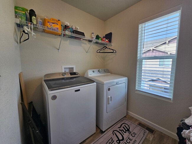 Building Photo - Like new!! 3-bedroom, 3-bathroom rental in Lorson Ranch community!