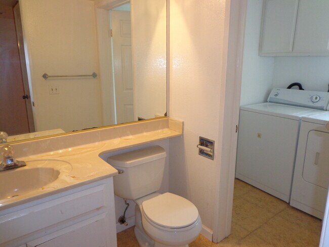 Building Photo - Gorgeous Pacific Beach 2 Bed 2.5 Bath Townhouse