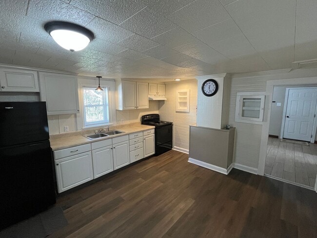 Building Photo - Cozy 2-Bedroom, 1-Bathroom Home