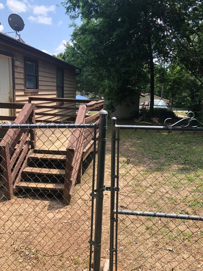 Building Photo - Cozy 4 Bed 2 Bath Home just off the west side of U of A Campus