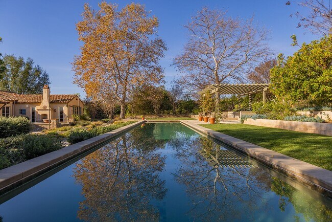 Building Photo - Outdoor Oasis