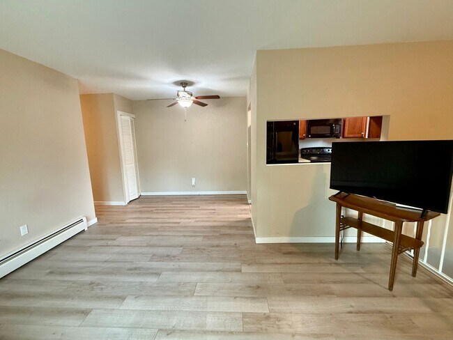 Building Photo - Charming 2BR Townhome w/ Attached Garage in Prime Lakewood Location!