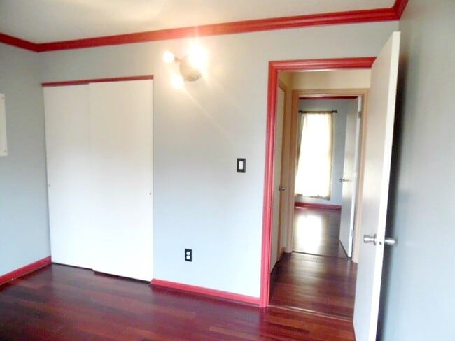 Building Photo - Great Curb Appeal, Location, and Price!