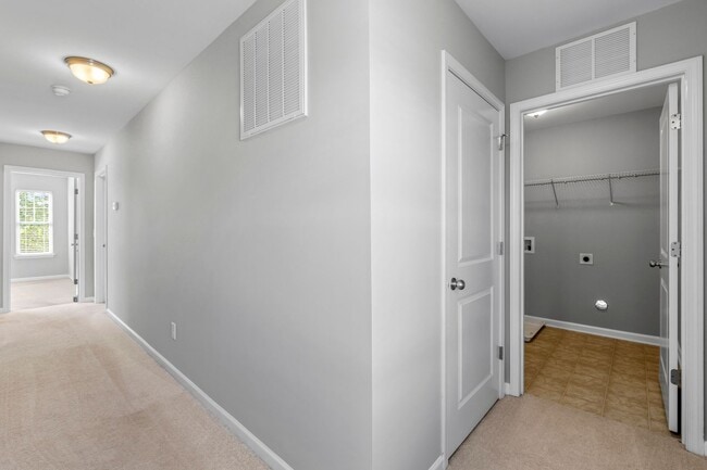Building Photo - Newer Home, Granite Counter-Tops, Wood Laminate Flooring, SS Appliances, Garage, Fenced, Must See!