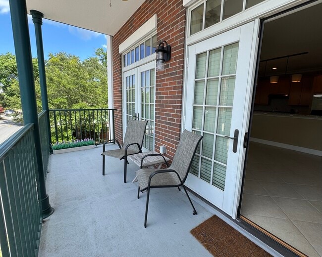 Building Photo - 415 E Romana St