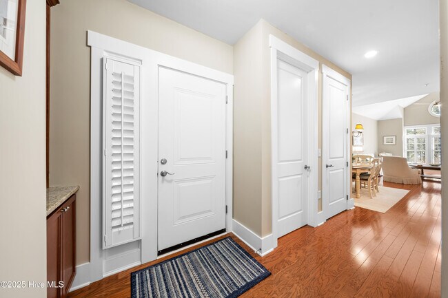 Building Photo - 2537 St James Dr SE