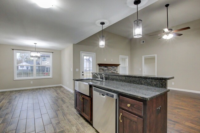 Building Photo - Fresh and Clean 3 bed 2 bath.  Sweet layout!