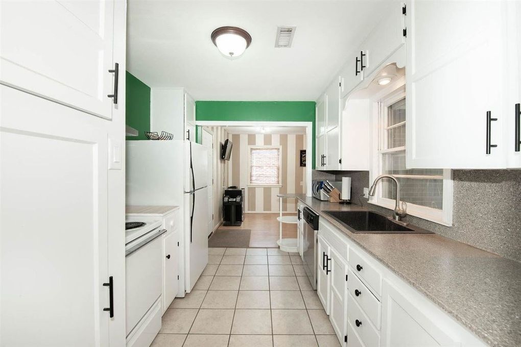 Building Photo - 368 N Hillcrest St