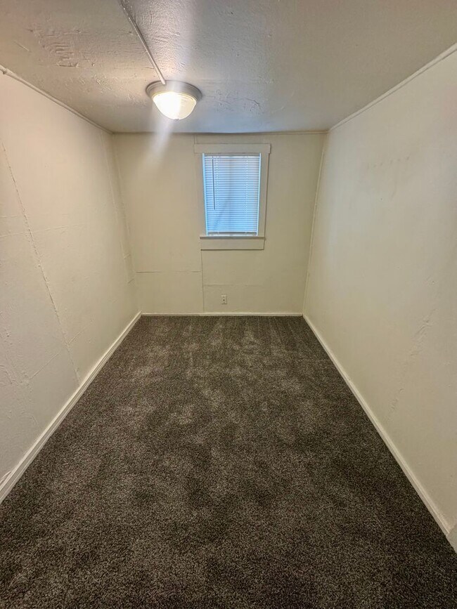 Building Photo - E. Brookside- 126