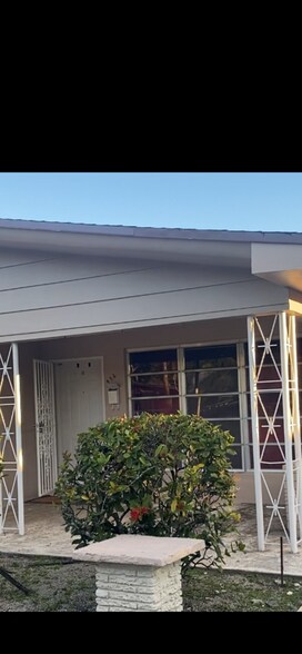 Building Photo - 530 NE 138th St