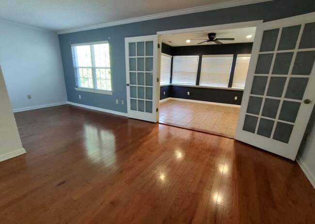 Building Photo - Charming 2 Bedroom/2 Bathroom with Sunroom...