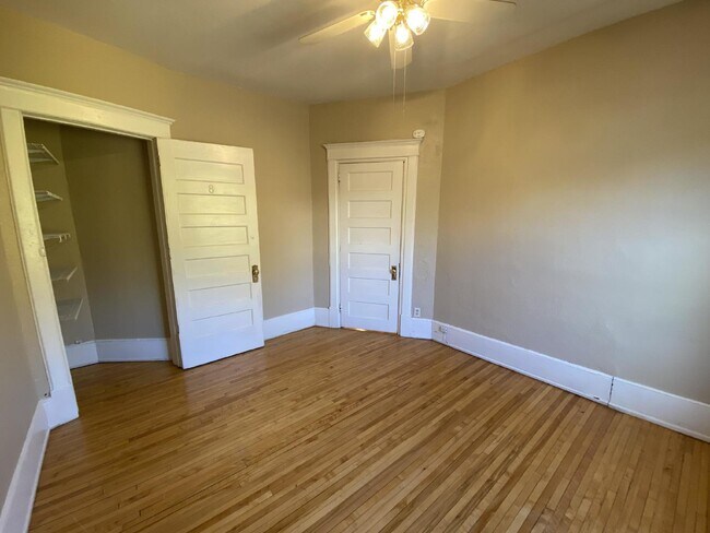 Building Photo - Rear entry private Second floor 1 Bed 1 Bath Historic Preserved Douglas Apartments in Desirable L...