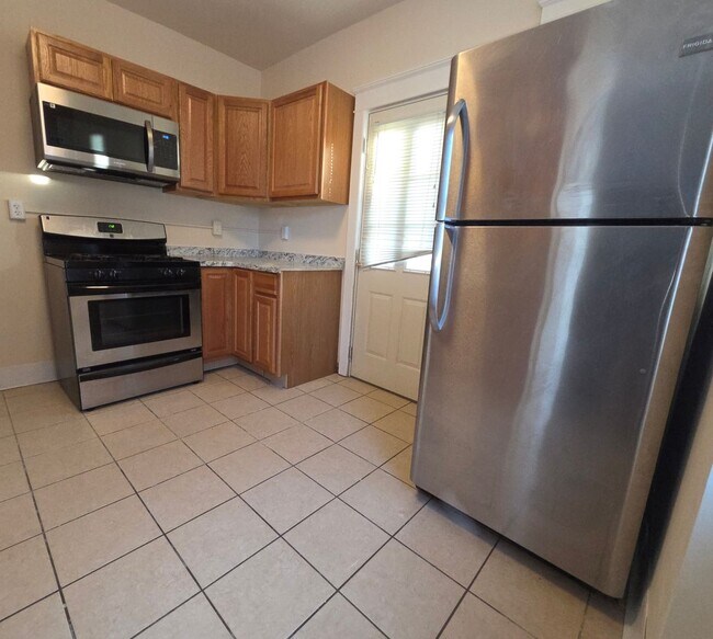 Building Photo - 3 bedroom house For Rent