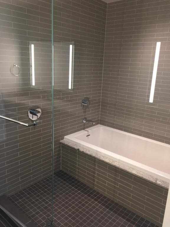 Building Photo - 1001 Queen St