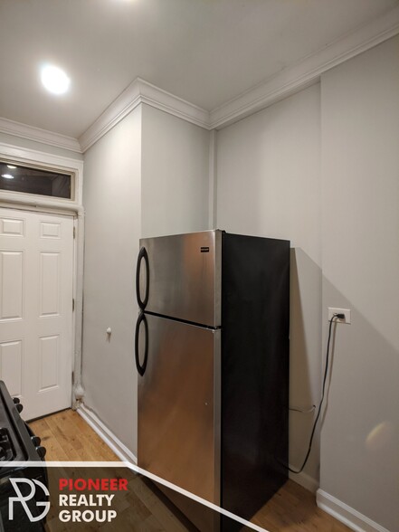 Building Photo - 546 W Surf St