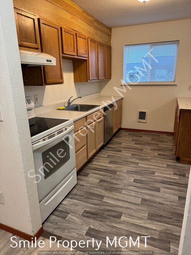 Building Photo - A nice house with 3 beds rooms and 1.5 baths.