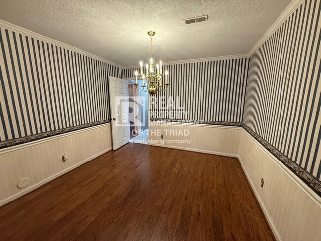 Building Photo - 3 Bedroom/ 2.5 bath Townhouse in Greensboro
