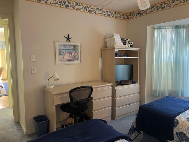 Building Photo - Fabulous 2BD/2BA/2CG- Available ANNUALLY at $2,200/mo OR SEASONALLY at $4,200/mo