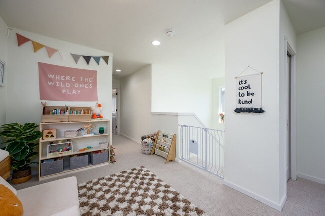 Building Photo - Freshly Updated 3Bed Home: Community Pool ...