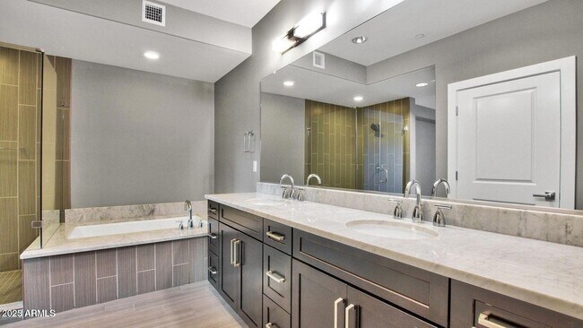 Building Photo - 4803 N Woodmere Fairway