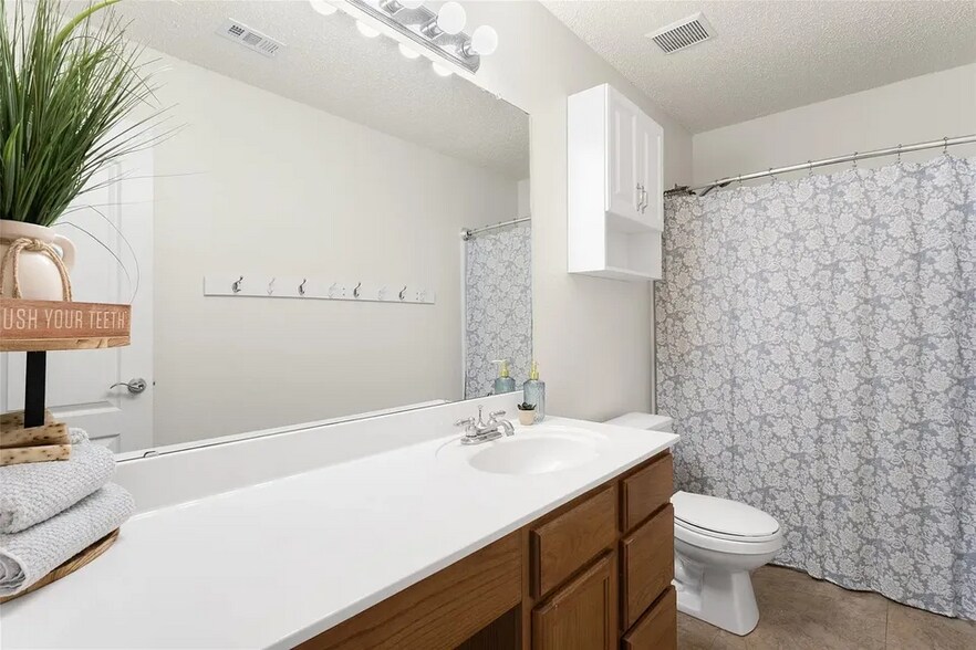 Building Photo - 2105 Zeppelin Dr