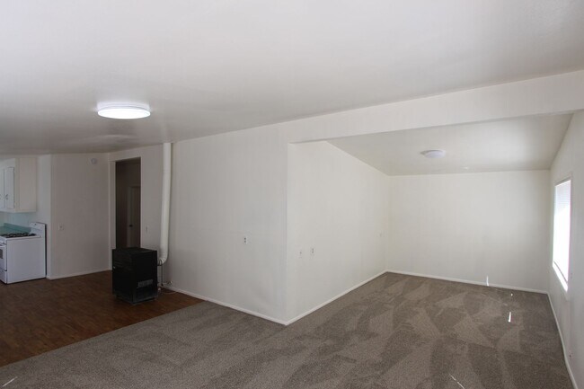 Building Photo - Bright 3-Bedroom Single-Level Duplex with Garage | 1,166 Sq Ft | Convenient Flagstaff Location