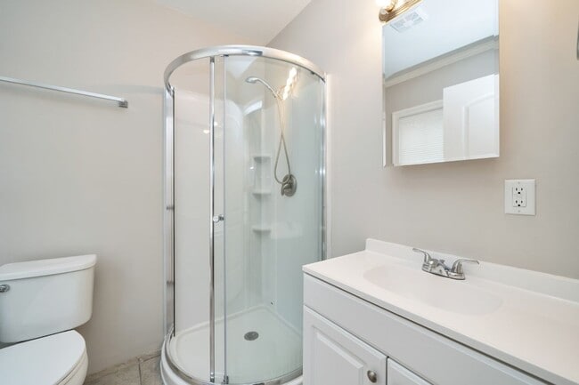 Building Photo - Beautifully Maintained 3/3 Home with Over ...
