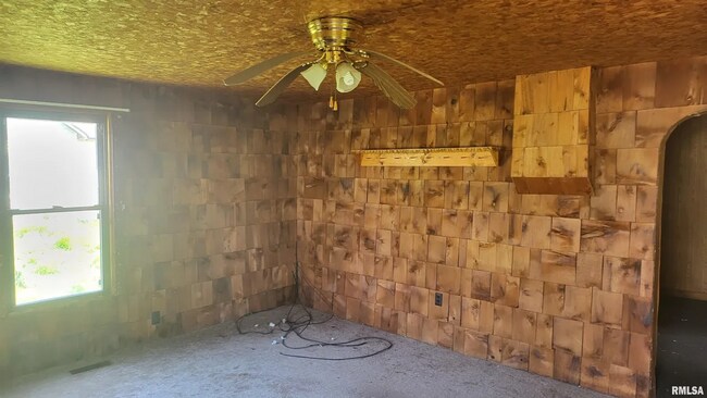 Building Photo - RICHVIEW, IL - Wood Sided Bungalow with garden shed, new roof and minutes to I-64  - $699 MONTH /...