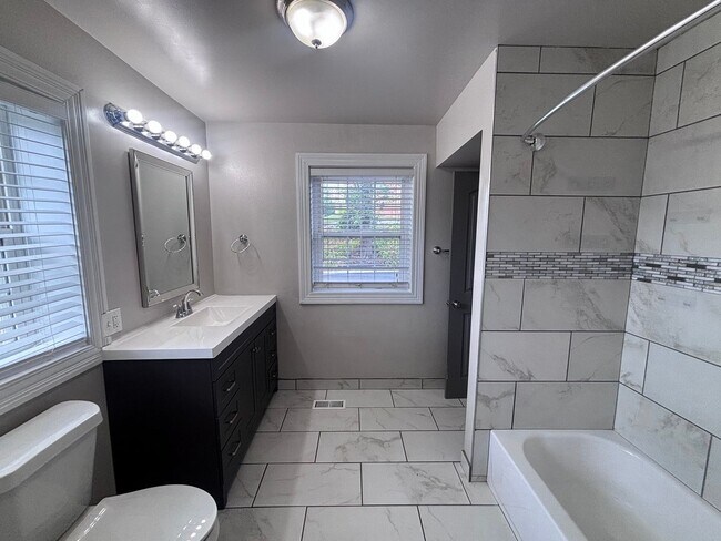 Building Photo - Heart of Webster Groves! *** Large One Bed...