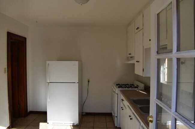 Building Photo - 422 Vassar Dr SE