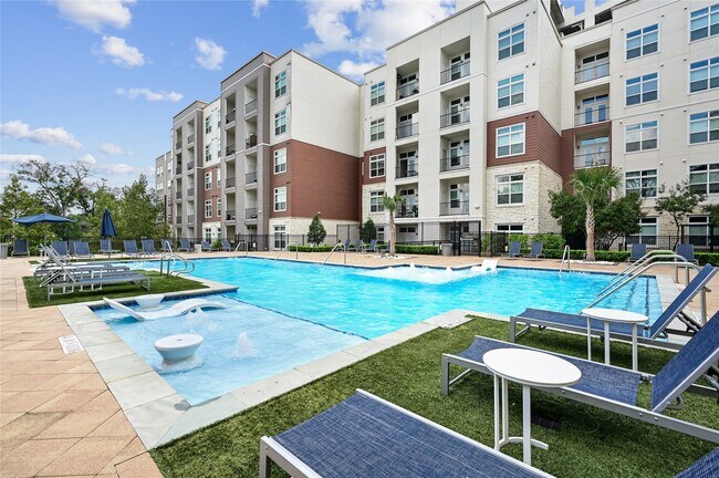 Building Photo - 2411 Fondren Rd
