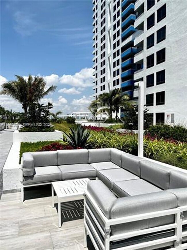 Building Photo - 300 Biscayne Blvd Way
