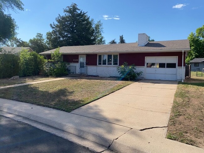 Building Photo - STUDENTS WELCOME! 5 Bed 2 Bath Ranch House w/ Basement