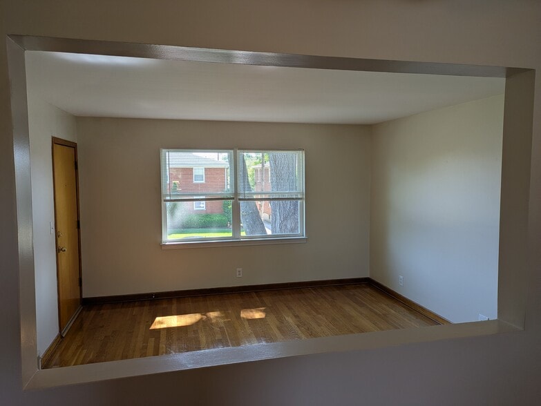 Building Photo - 2909 Abigail Dr