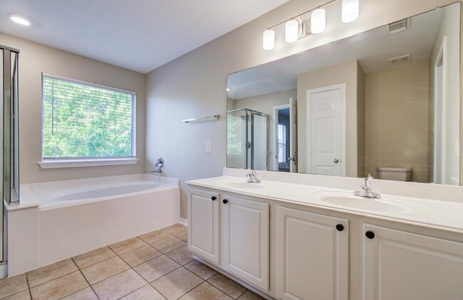 Building Photo - 17230 Oakwood Chase Dr