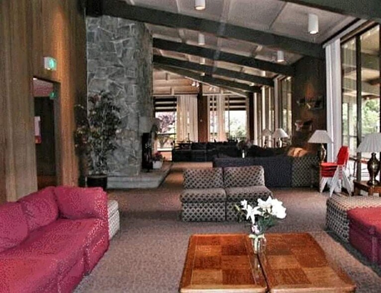 Building Photo - 5 Admiral Dr