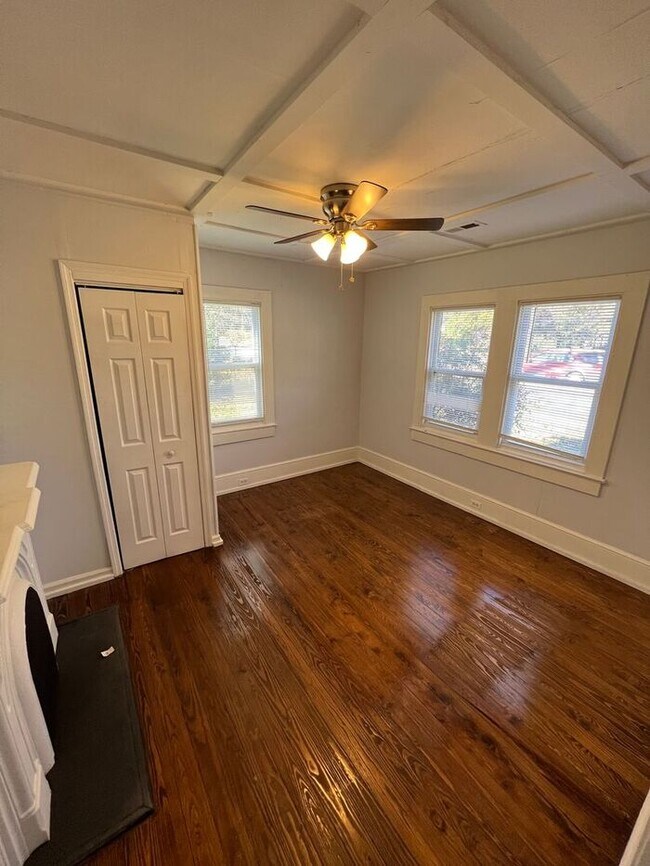Building Photo - Remodeled spacious home in great location!