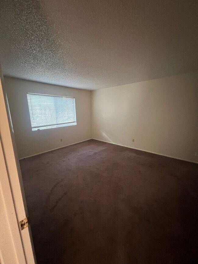 Building Photo - (LEASE PENDING) $2,475 3 Bed/2 Bath House -Country Club Estates neighborhood