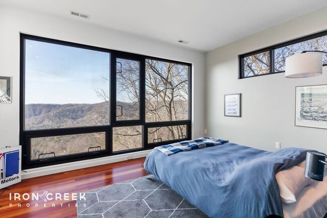 Building Photo - 910 Rockhold Dr