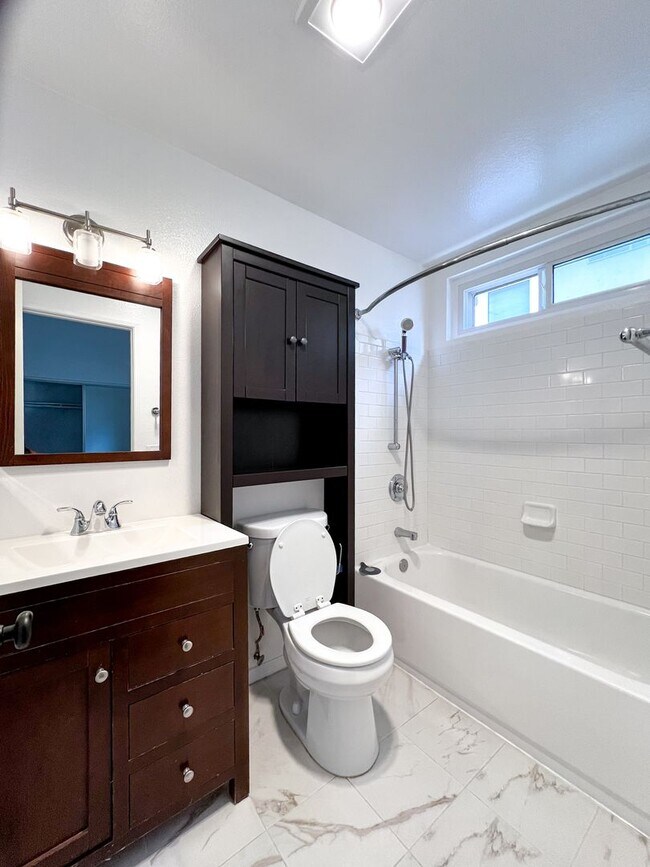 Building Photo - 2bd 2,5bath Townhome