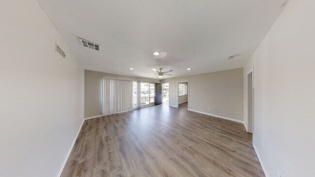 Building Photo - 5577 Mary Ln Dr