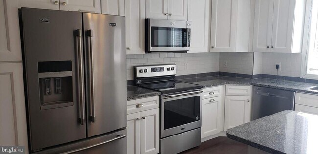 Building Photo - 1103 Morse St NE