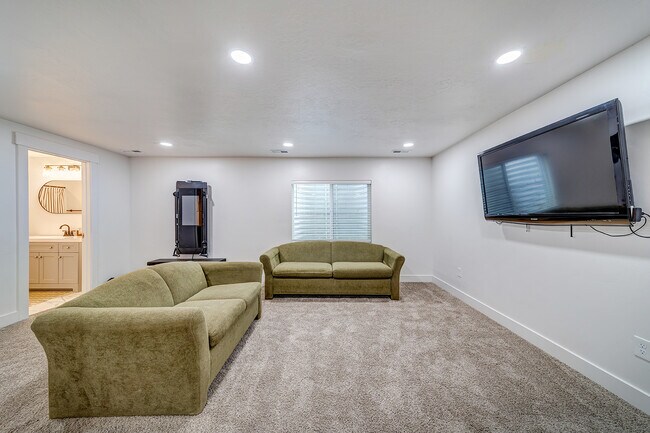 Building Photo - 7182 N Brook Rdg