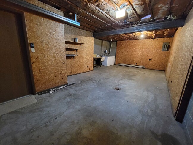 Building Photo - Near Med Center 2 Bedroom, 1.5 Bathroom To...